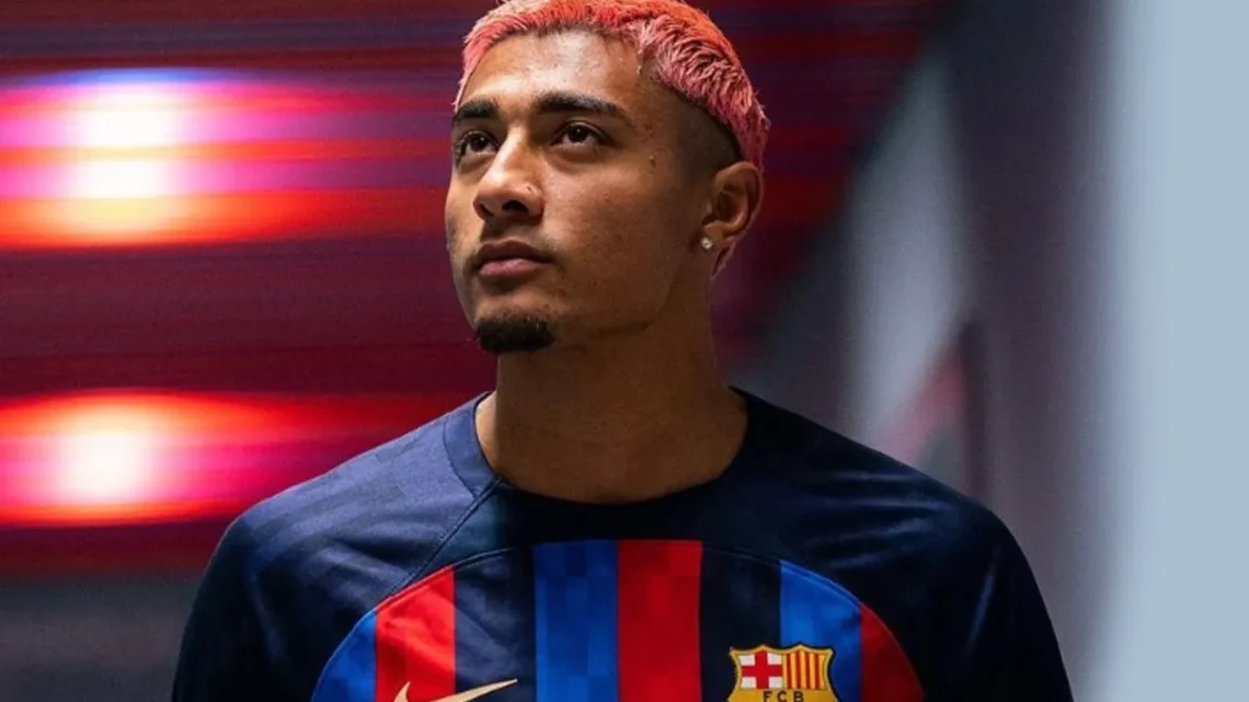 Julián Araujo se une al Bournemouth tras dejar el Barcelona