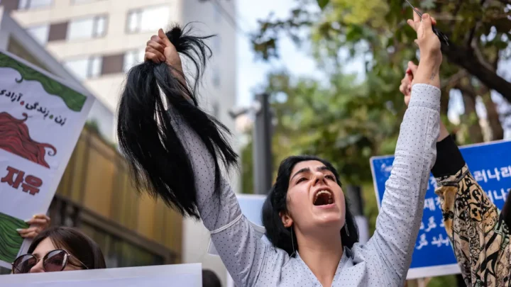 Mujer queda paralítica tras ser tiroteada por no llevar hiyab en Irán