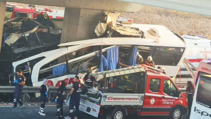 Trágico accidente en Turquía: autobús se estrella contra pilar de paso elevado