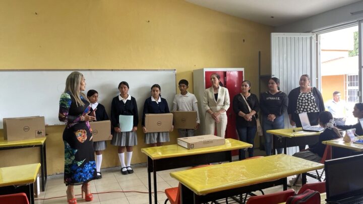 Entrega USEBEQ equipos de cómputo en telesecundaria