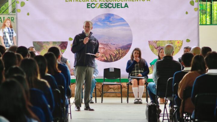 Entrega Marco Del Prete certificado de EcoEscuelas en Colón