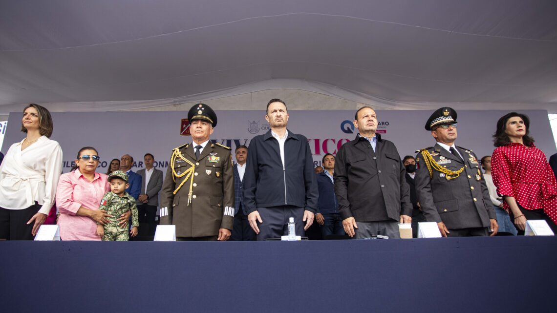 Testifica Gobernador el desfile cívico militar del CCXIV Aniversario del inicio de la lucha de Independencia de México