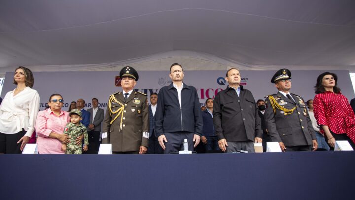 Testifica Gobernador el desfile cívico militar del CCXIV Aniversario del inicio de la lucha de Independencia de México
