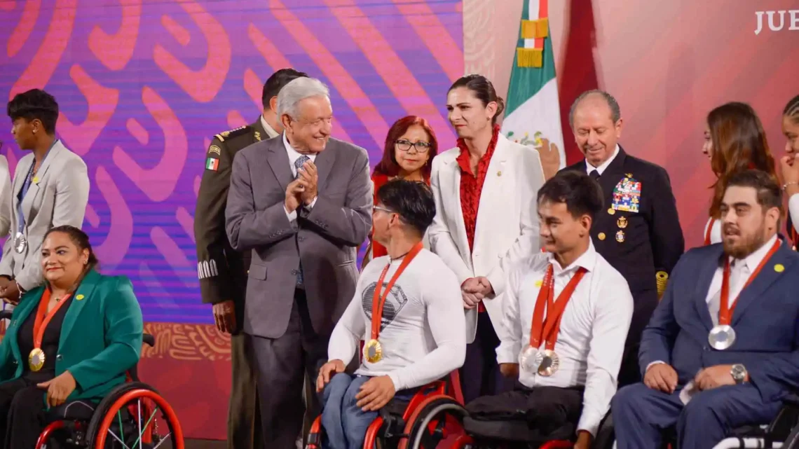 López Obrador entrega premios a medallistas de París 2024