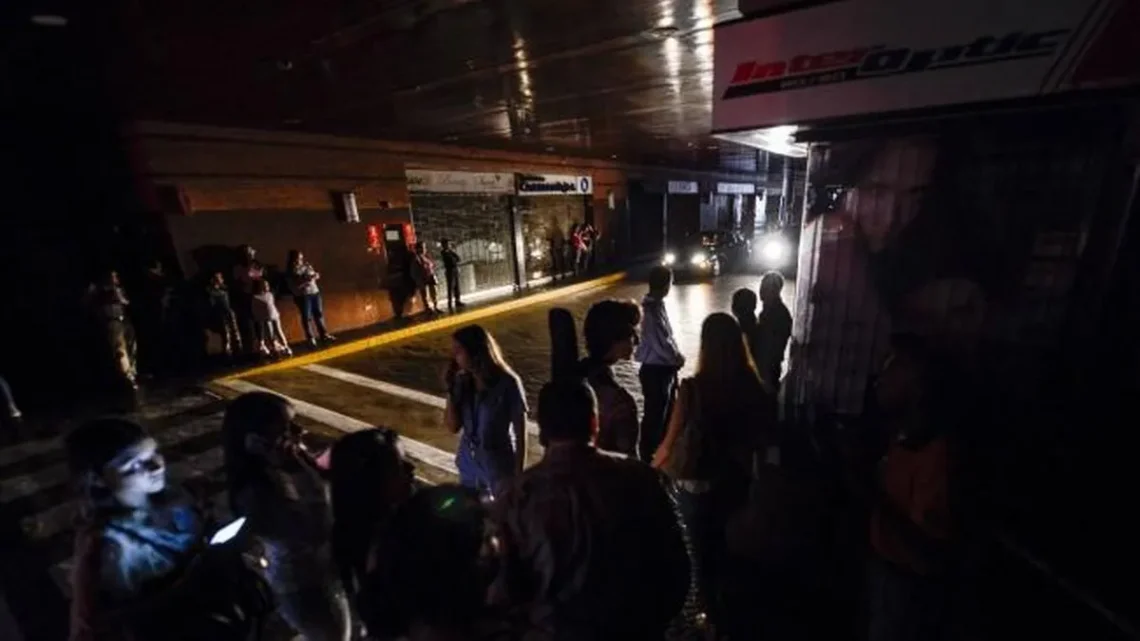 Nuevo apagón paraliza Venezuela en medio de la crisis política