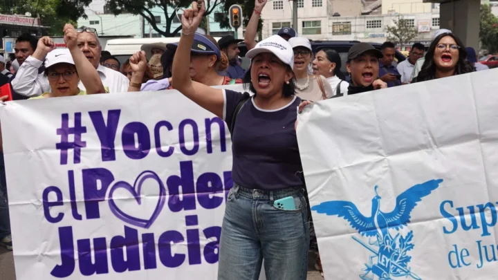 Jóvenes universitarios se movilizan en apoyo a la reforma judicial