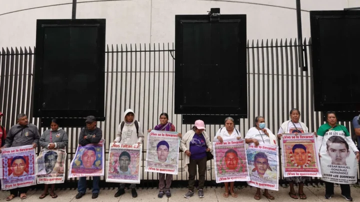 A una década de Ayotzinapa: Protestas y reclamos en el Senado contra la militarización
