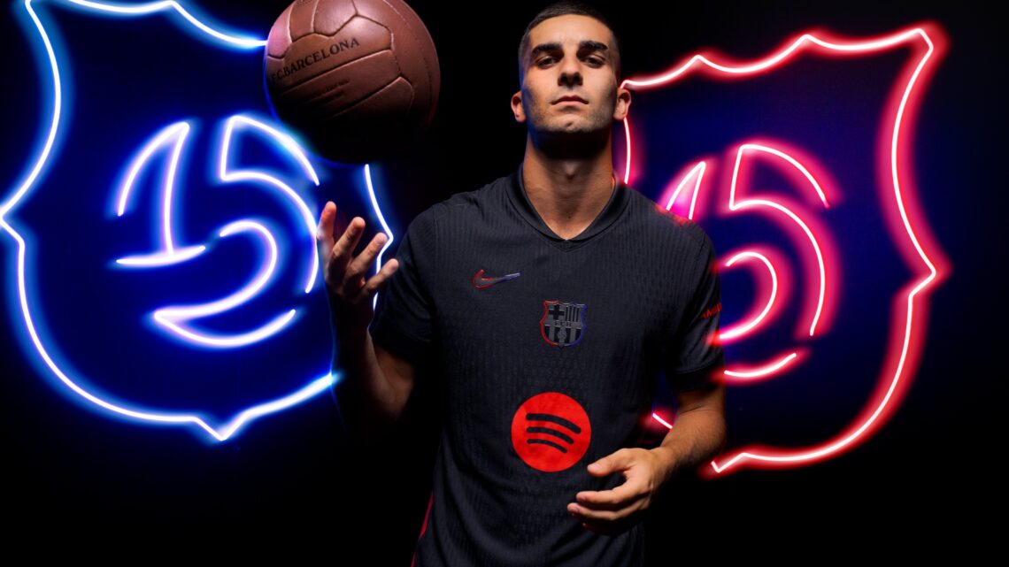 Barcelona presenta su llamativo segundo uniforme para la temporada 2024-25   