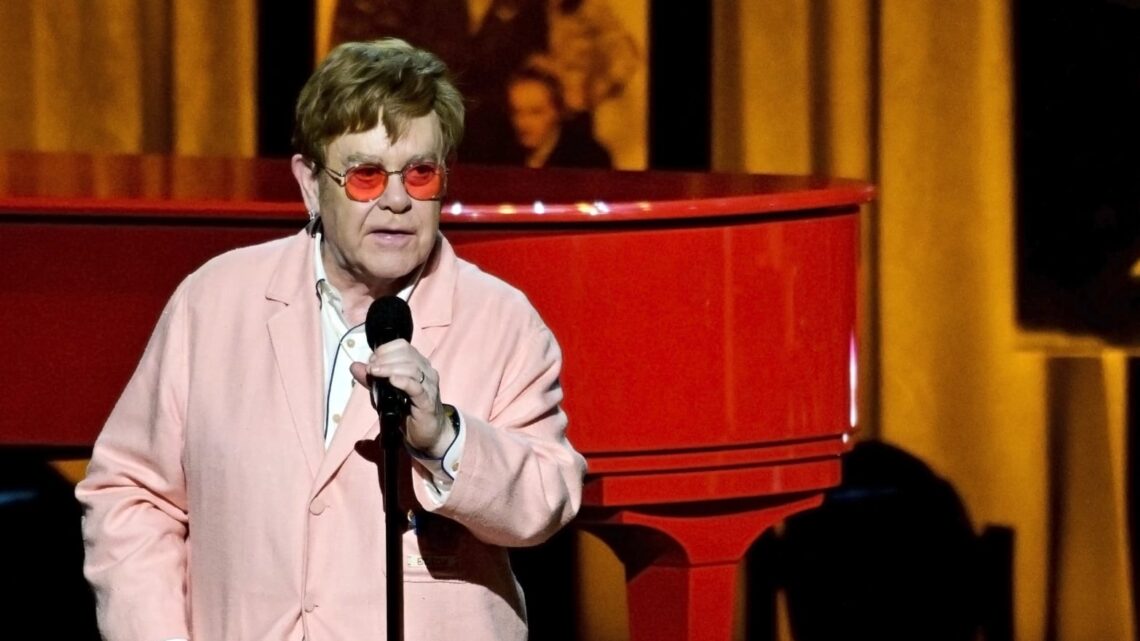 Elton John enfrenta limitación en la vista tras infección ocular