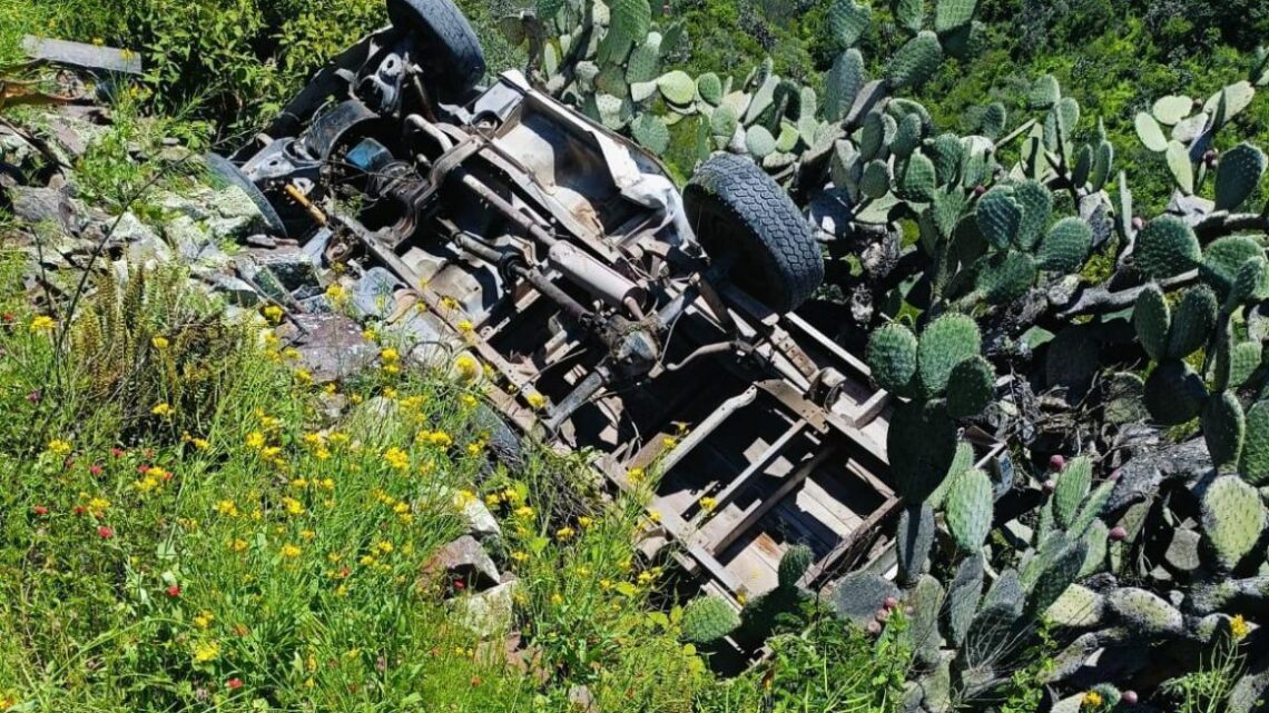 Abuelita pierde la vida al caer su camioneta en un barranco en Hidalgo