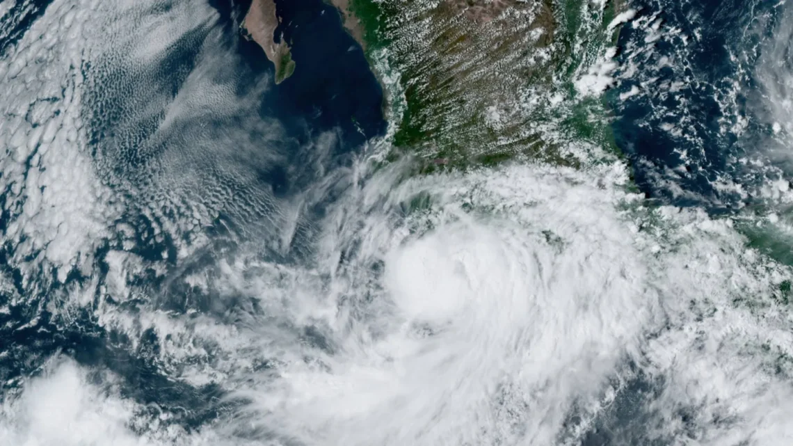 John y Helene se intensifican: huracanes provocan lluvias extraordinarias y fuertes vientos en México
