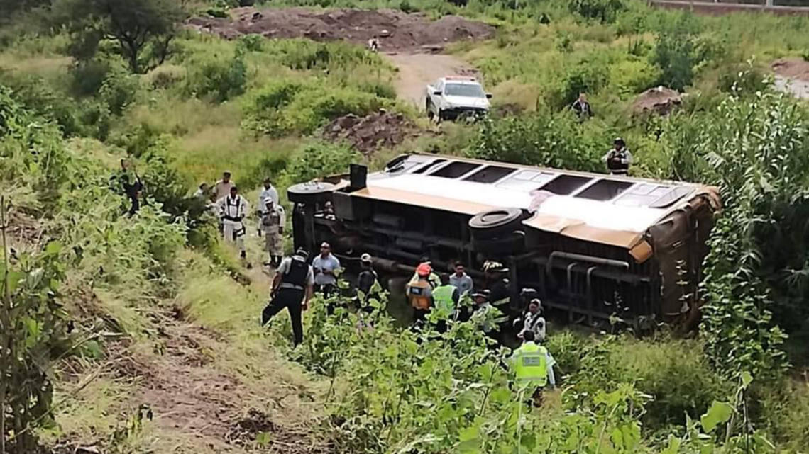 Accidente de autobús con estudiantes en Celaya deja 30 heridos y una víctima fatal