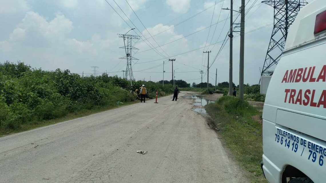 Tres trabajadores se electrocutan mientras colocaban un poste de luz en Hidalgo
