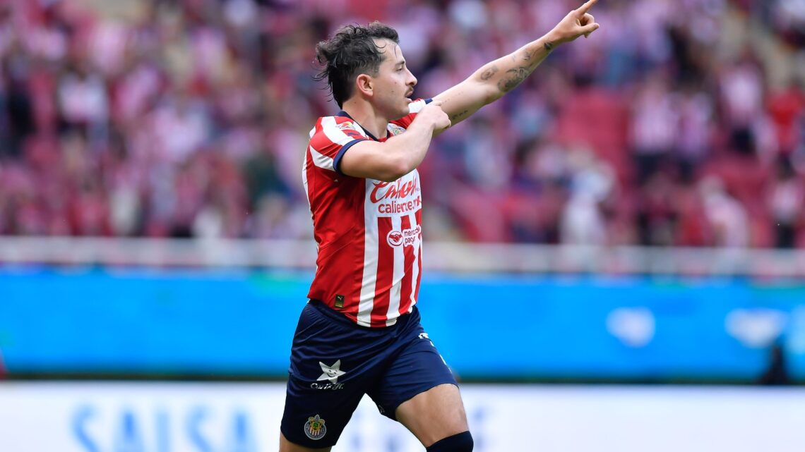 Chivas arrasa con los Bravos de Juárez en una goleada de 5-0