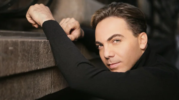 Cristian Castro revela su lucha por la adultez y el recuerdo de su infancia