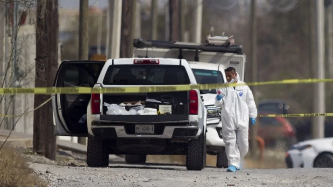 Hallan restos humanos en bolsas y cinco cuerpos maniatados en Nuevo León