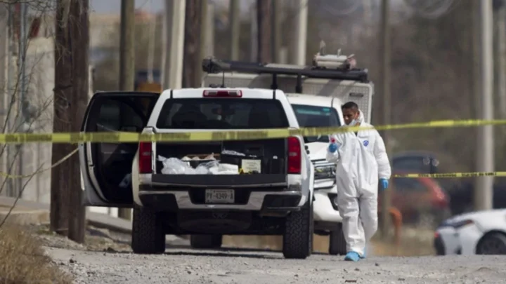 Hallan restos humanos en bolsas y cinco cuerpos maniatados en Nuevo León