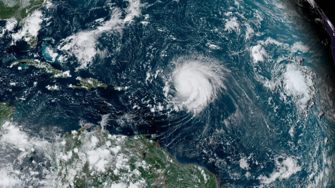 Tormenta ‘John’ amenaza Oaxaca: podría tocar tierra como huracán