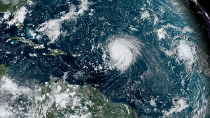 Tormenta ‘John’ amenaza Oaxaca: podría tocar tierra como huracán