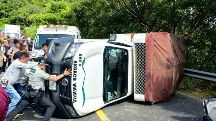 Vuelca camioneta de pasajeros en Hidalgo, dejando 15 heridos
