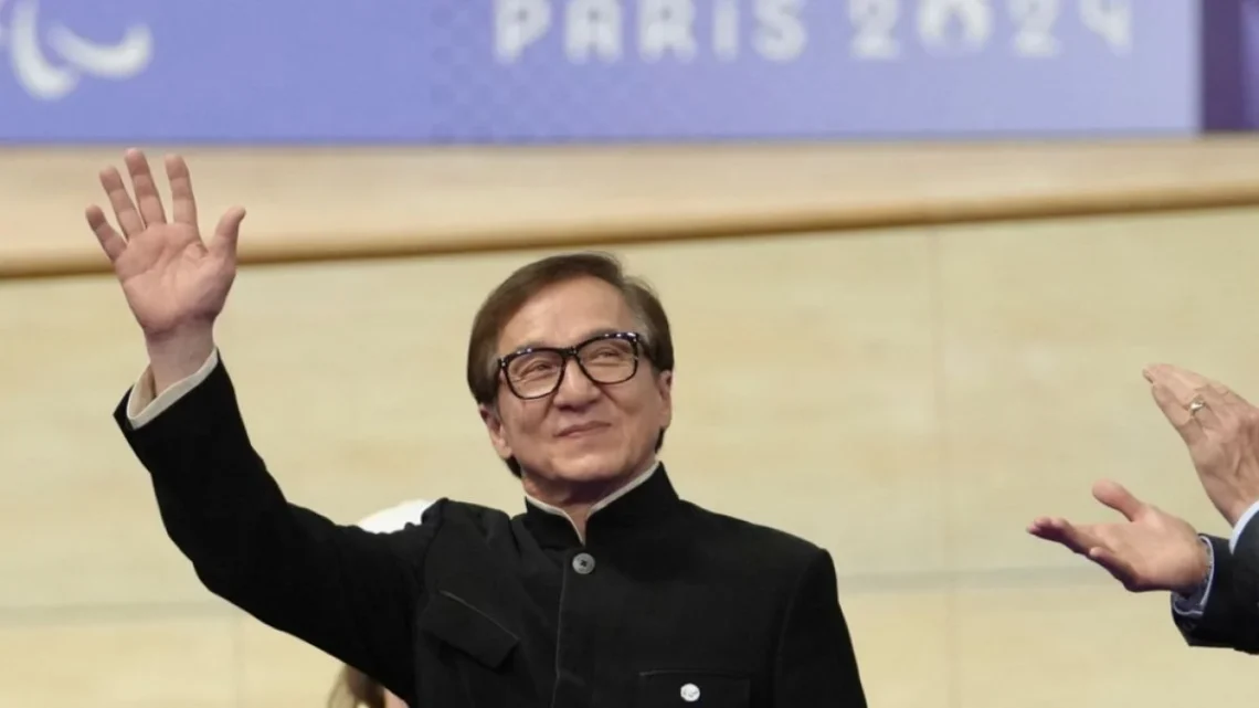 Jackie Chan deslumbra al entregar medallas en los Juegos Paralímpicos 2024