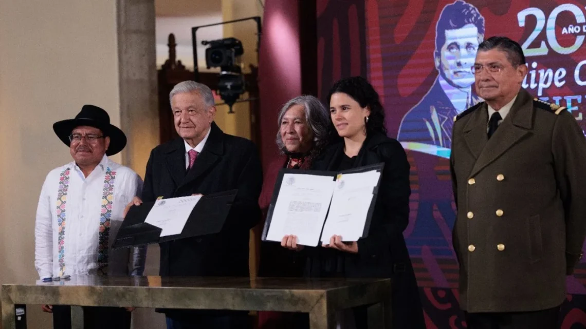 AMLO firma reformas sobre Guardia Nacional e indígenas en su última mañanera