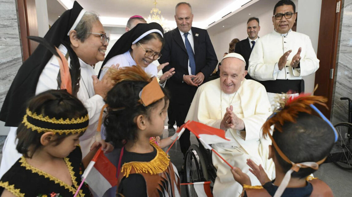 El papa Francisco inicia su gira asiática en Indonesia, el país musulmán más grande