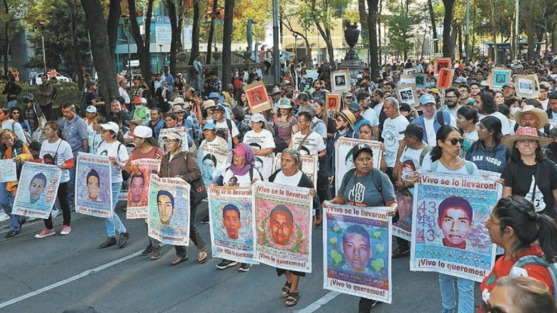 Ofrecen $10 millones de recompensa por información de los 43 normalistas