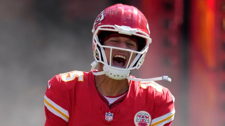 Chiefs aprovechan penalización para ganar en el último segundo