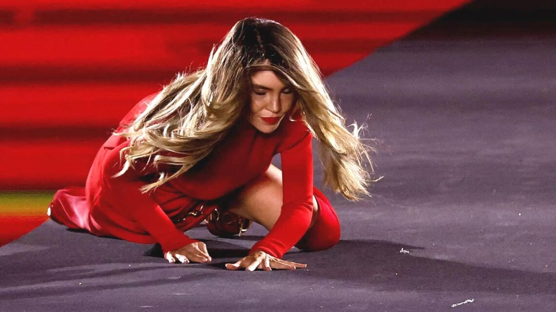 Belinda se recupera con gracia tras caída en la Paris Fashion Week