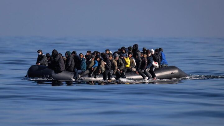 Tragedia en el Canal de la Mancha: al menos 12 migrantes mueren en intento de cruce