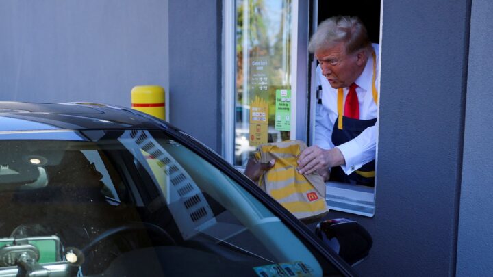 Trump fríe papas en McDonald’s para cuestionar a Kamala Harris