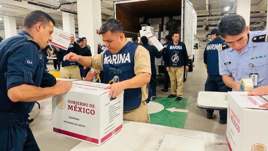 Semar entrega más de 5 mil despensas a damnificados en Acapulco