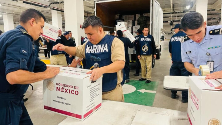 Semar entrega más de 5 mil despensas a damnificados en Acapulco