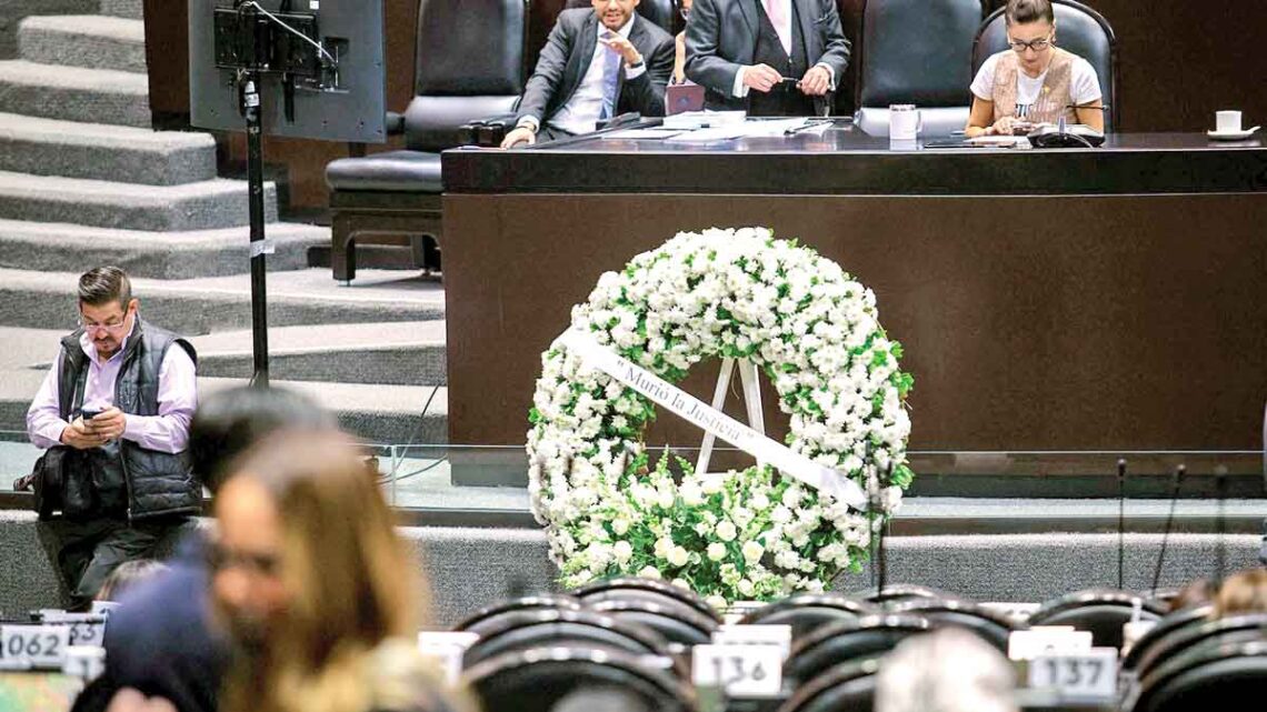 PRI lleva corona fúnebre a la Cámara de Diputados en señal de protesta
