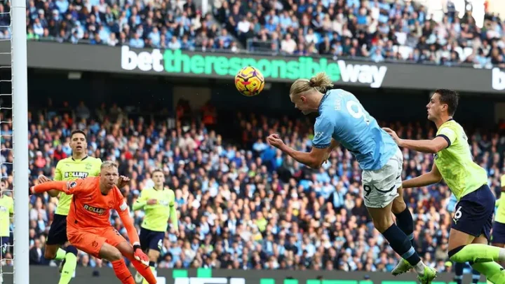 Haaland brilla y Manchester City se aferra a la cima de la Premier League   