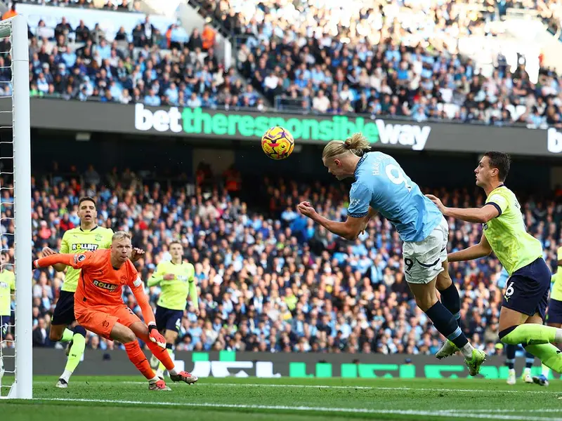 Haaland brilla y Manchester City se aferra a la cima de la Premier League   