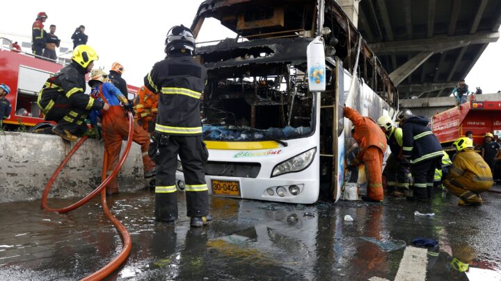 Tragedia en Bangkok: incendio en autobús escolar deja más de 20 muertos
