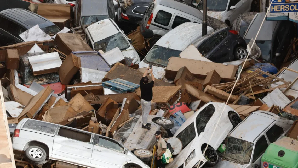 Inundaciones en España: ya son 158 muertos y continúa la búsqueda de desaparecidos