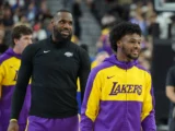 LeBron James se acerca a nuevas marcas en su temporada 22