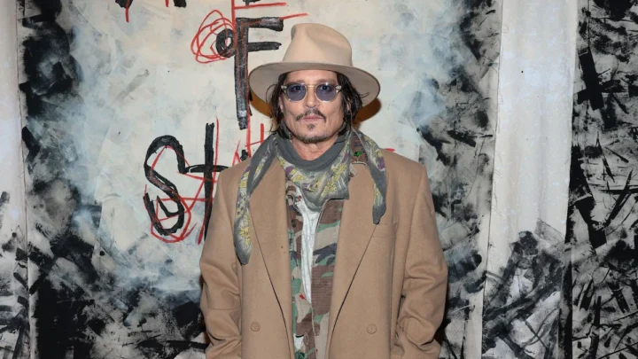 Johnny Depp Deslumbra en su Debut Artístico en Nueva York