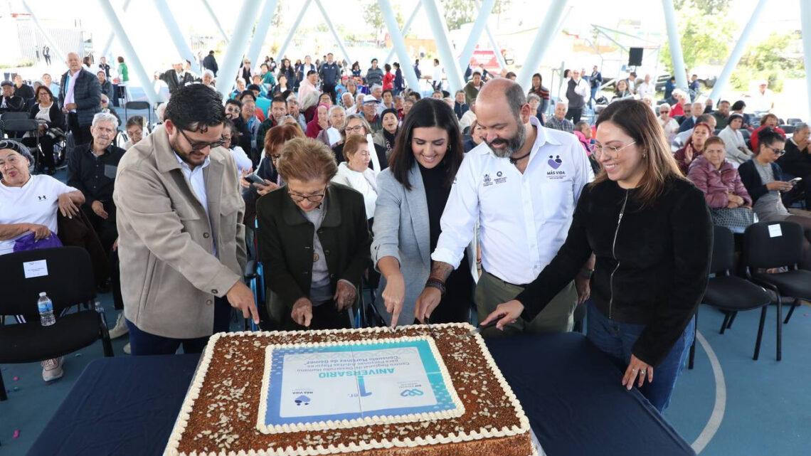 Festejan adultos mayores aniversario del Centro Regional de Desarrollo Humano en San Juan del Río