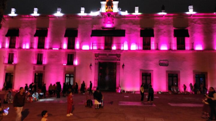 Palacio de la Corregidora se ilumina de rosa durante el Mes de Sensibilización sobre el Cáncer de Mama