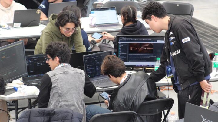 Estudiantes resuelven desafíos del Hackathon de la NASA