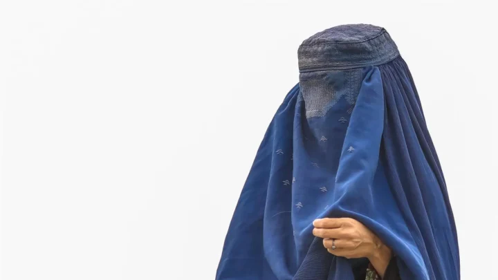 Nuevas restricciones talibanas: limitan la oración y recitación en voz alta entre mujeres afganas