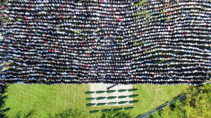 Miles rinden homenaje a las víctimas de las inundaciones en Bosnia