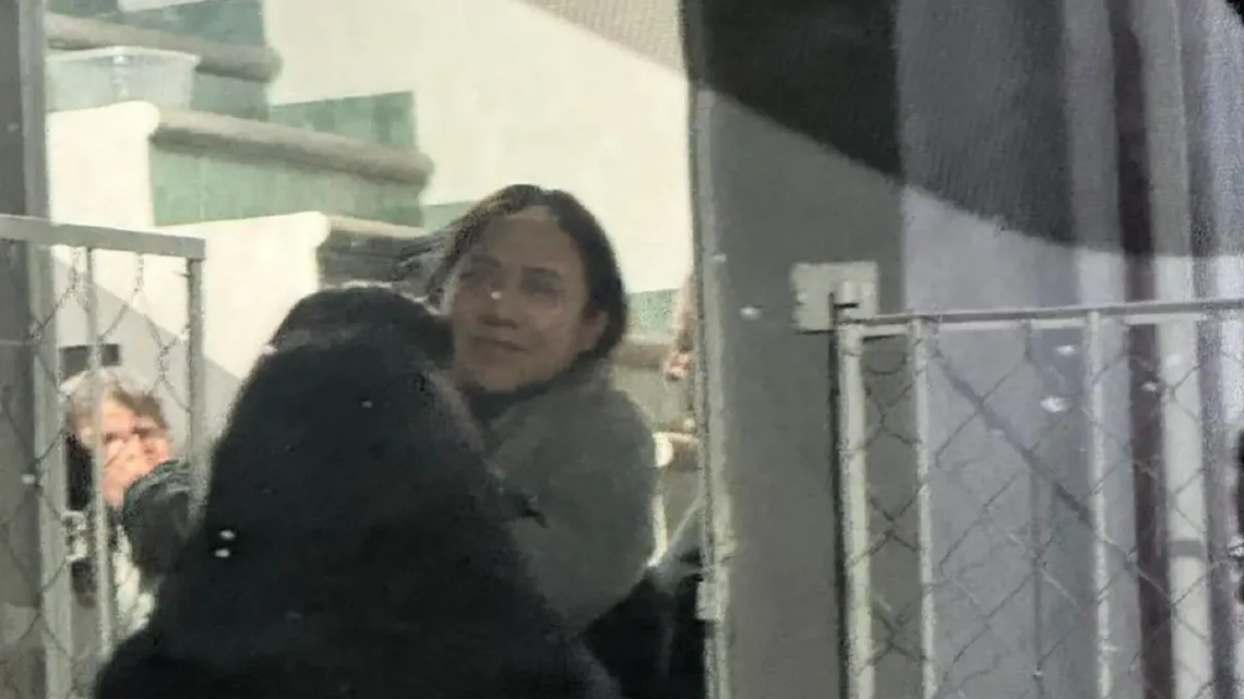 Liberan a mujer detenida por confusión tras intentar devolver un iPhone