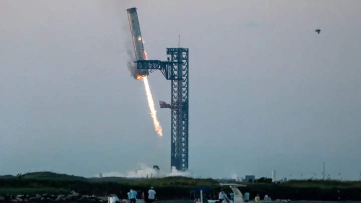 SpaceX logra atrapar el cohete Starship con brazos mecánicos en un vuelo de prueba