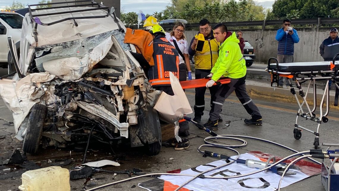 Rescate dramático tras choque en la autopista México-Puebla