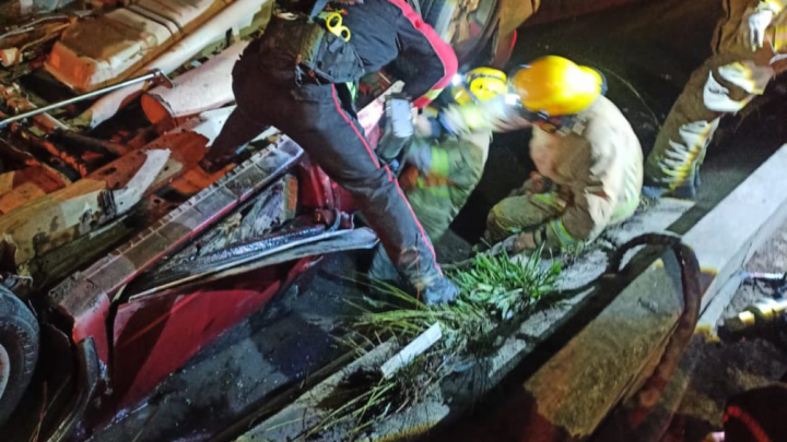Un muerto y dos heridos tras volcadura en canal de agua en Hidalgo